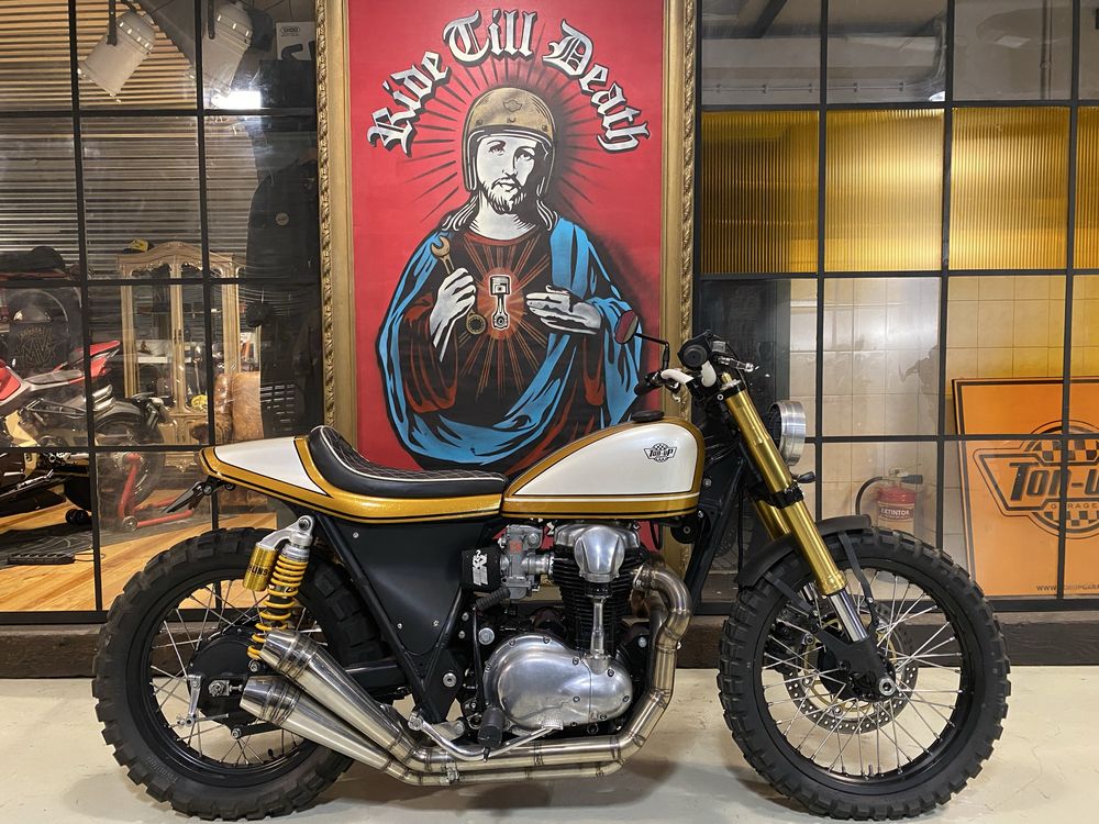 Kawasaki W650 by Ton-up Garage