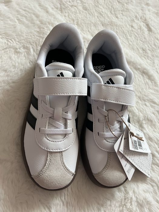 Saparilhas Adidas a imitar samba