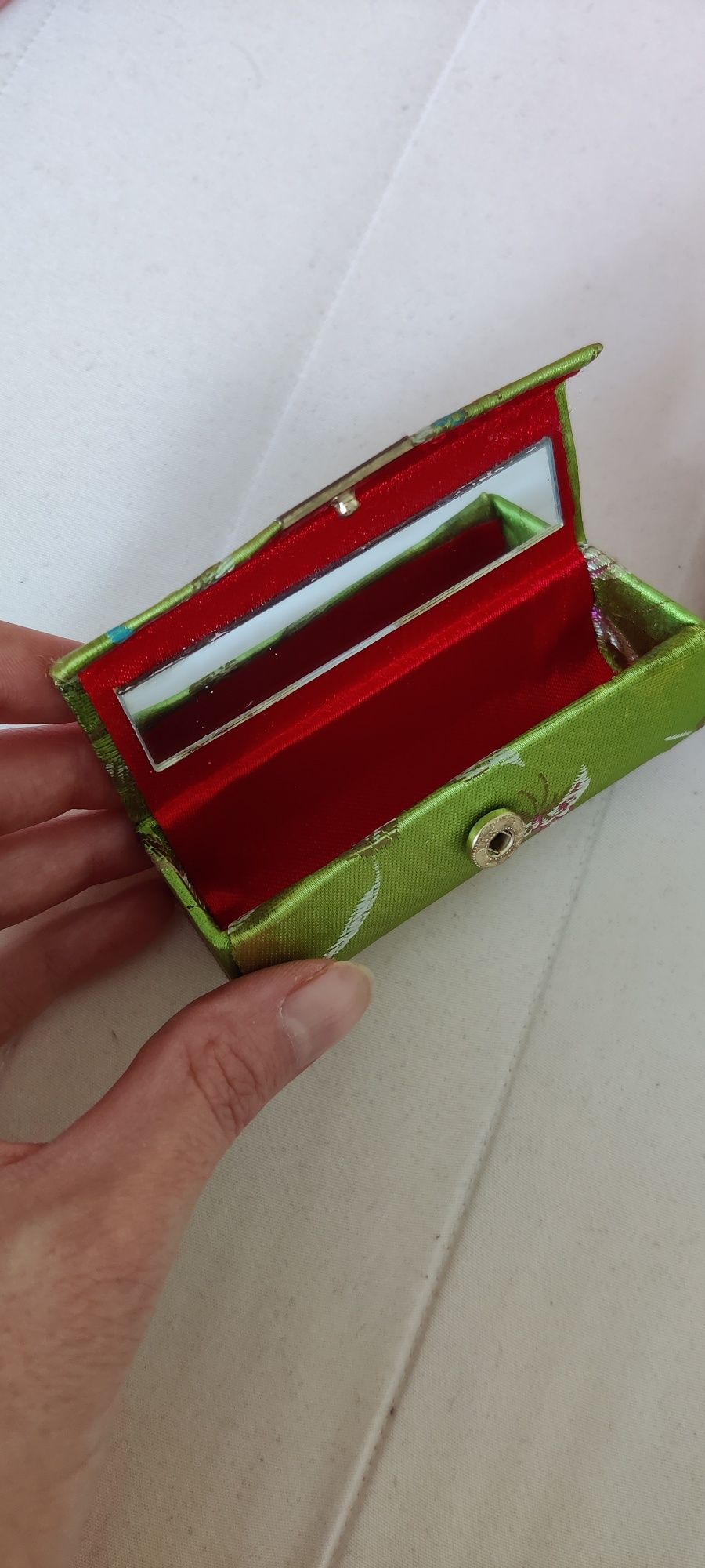 Pudełko szkatułka organizer na biżuterię i pomadkę z lusterkiem