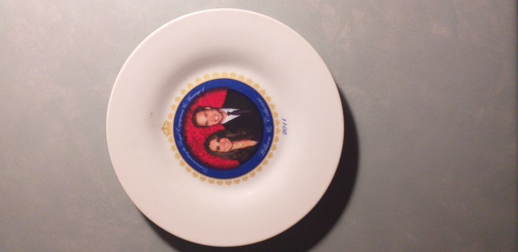 Talerzyk okolicznościowy 2011 r William and Kate. 15,5 cm średnicy.