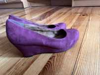 Buty na koturnie w ciekawym kolorze