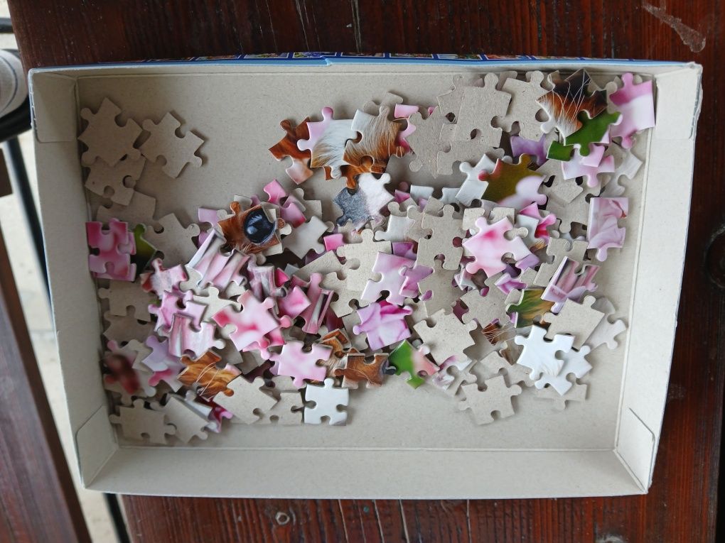 Puzzle Piesek w różowych kwiatach.