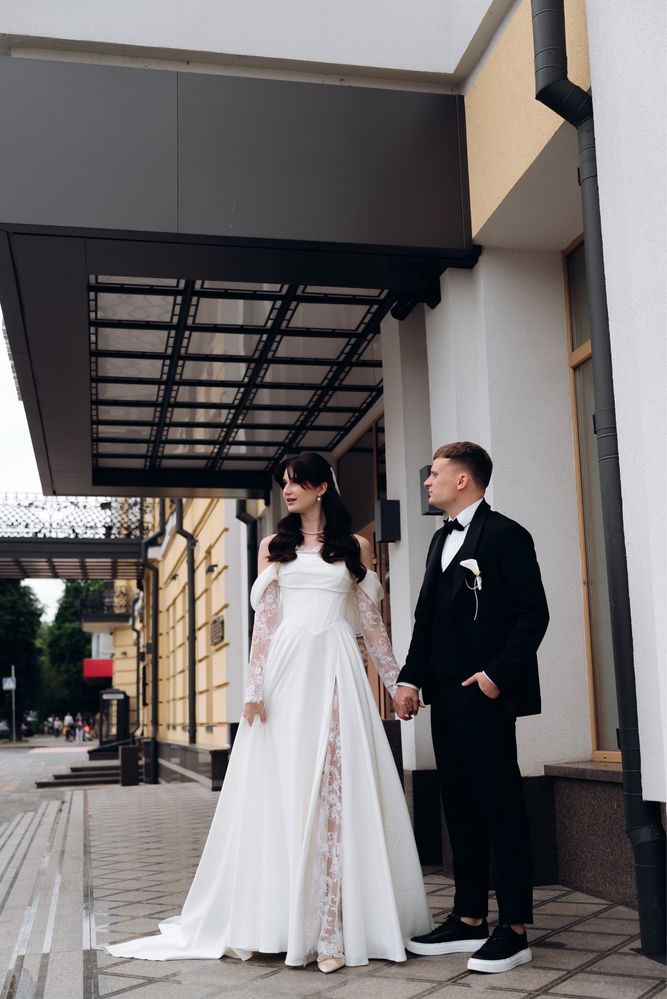 Весільна сукня і фата