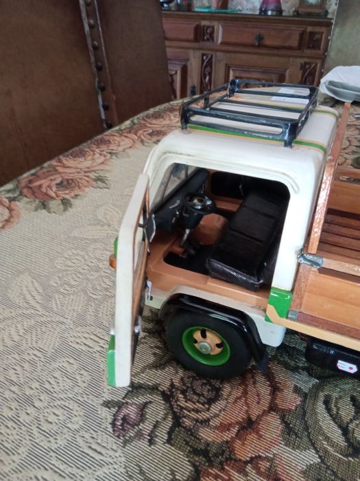 Camioneta em madeira feita á mão