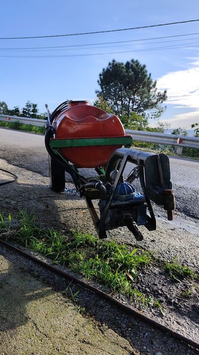 Depósito de sulfatar para trator agrícola.