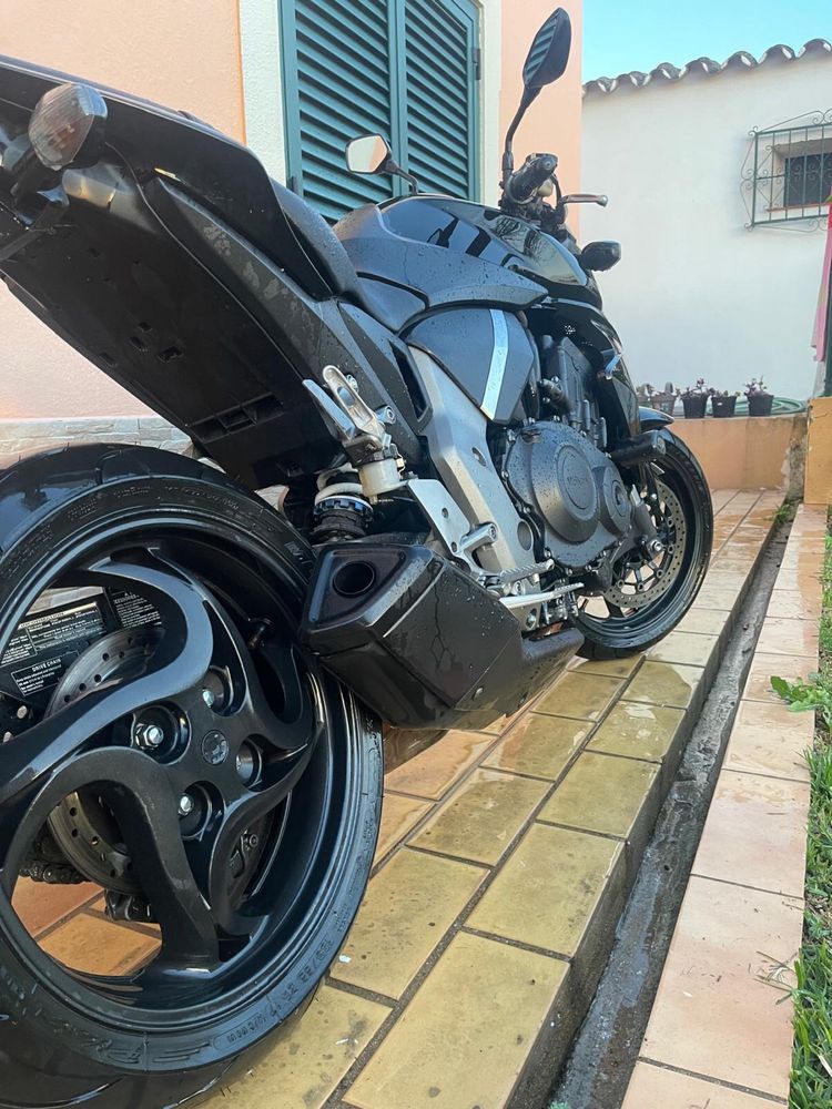 Honda CB 1000R 2008 — Potência e Estilo! Negociável