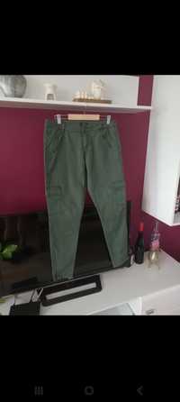 Zielone spodnie cargo z kieszeniami khaki L