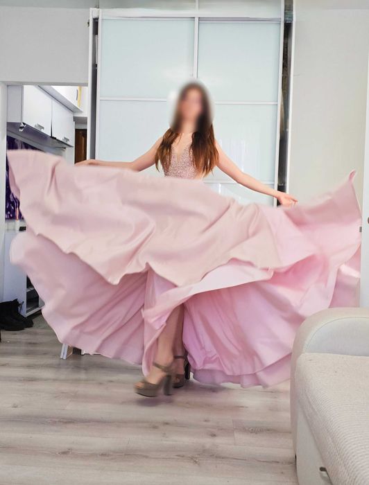 Блідо-рожева вечірня сукня/(плаття) на випускний з розрізом.