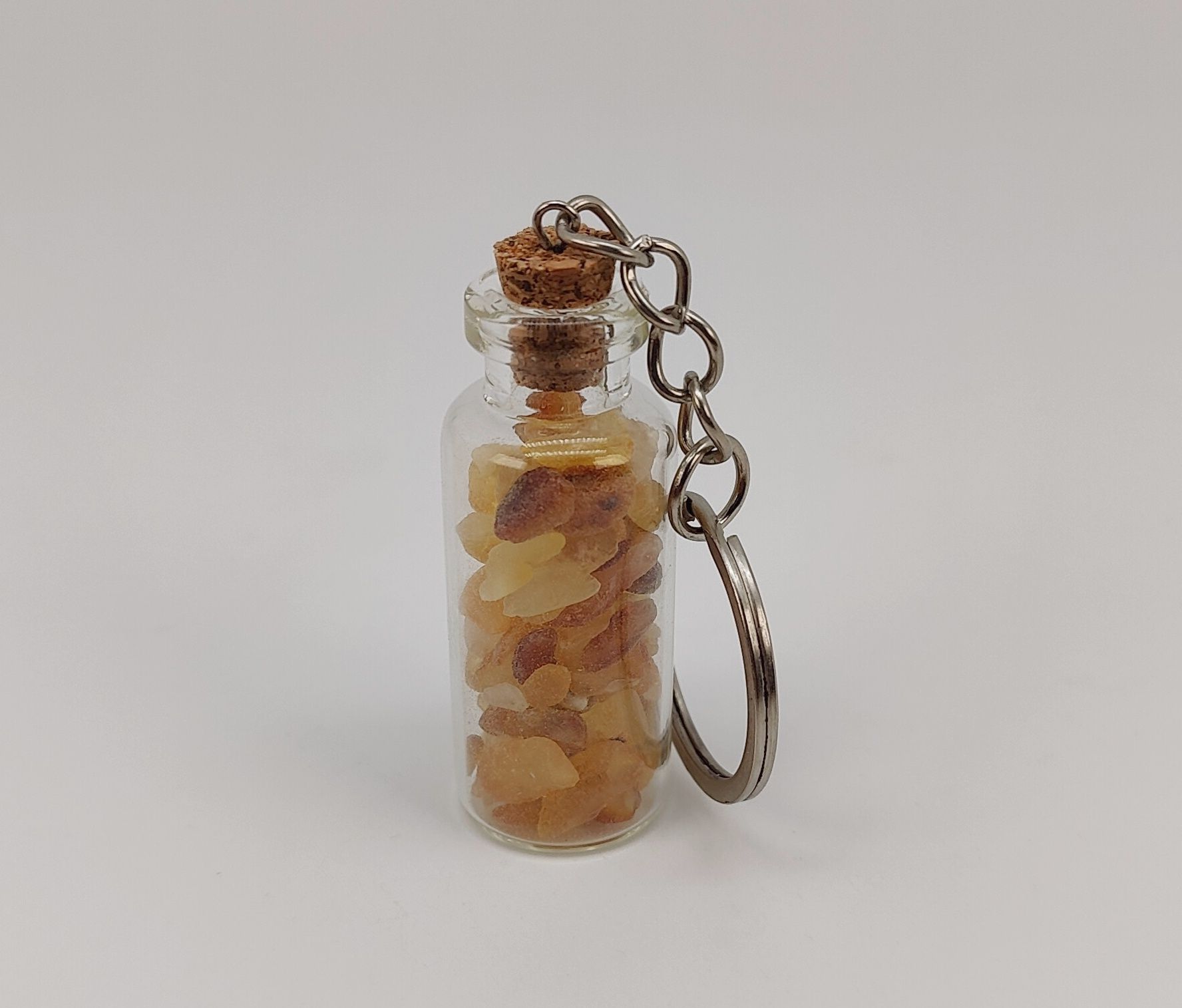 Сувенир "Бутылочка" с натуральным необработанным янтарем.
