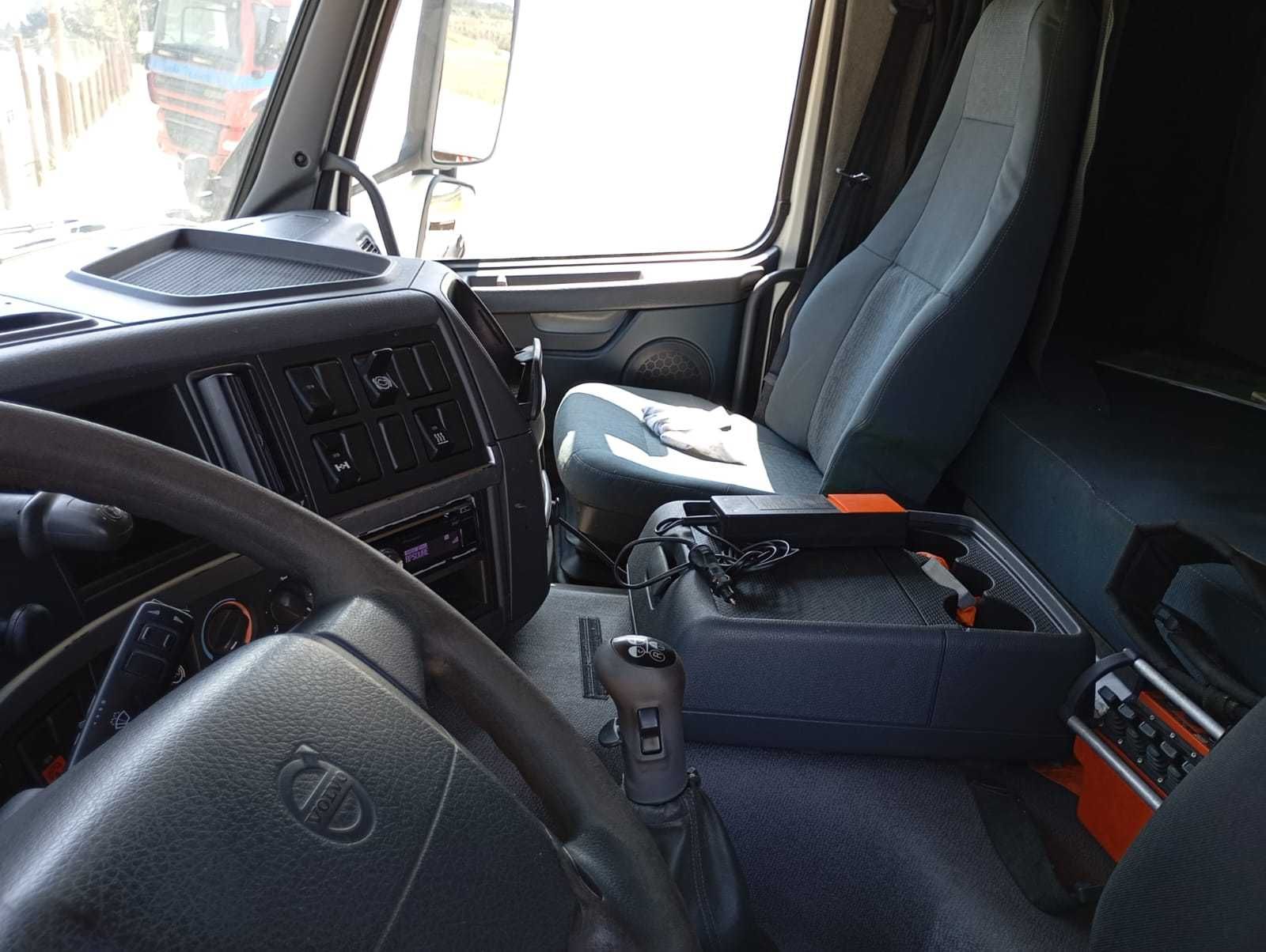 Volvo Fm com grua