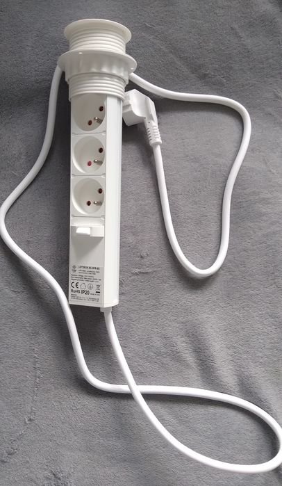 Nowy przedłużacz wpuszczany w blat 230 V Lift Box