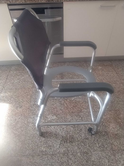 Cadeira de rodas usada para idoso