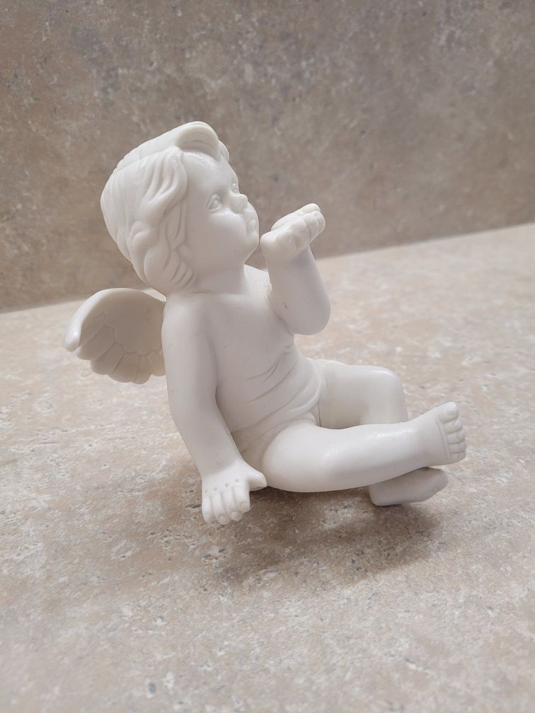 Figurka aniołek siedzący