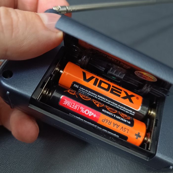 Міні радіо сірого кольору з ремінцем ( швидка доставка ) гучне - стиль