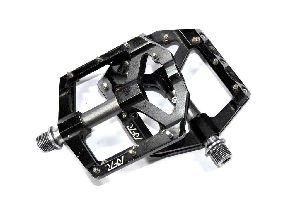 Pedały rowerowe platformy CUBE Flat race 2.0 uszkodzone serwis
