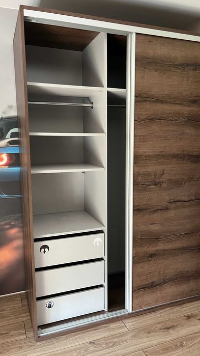 Szafa z drzwiami przesuwnymi – Black Red White – Poznań