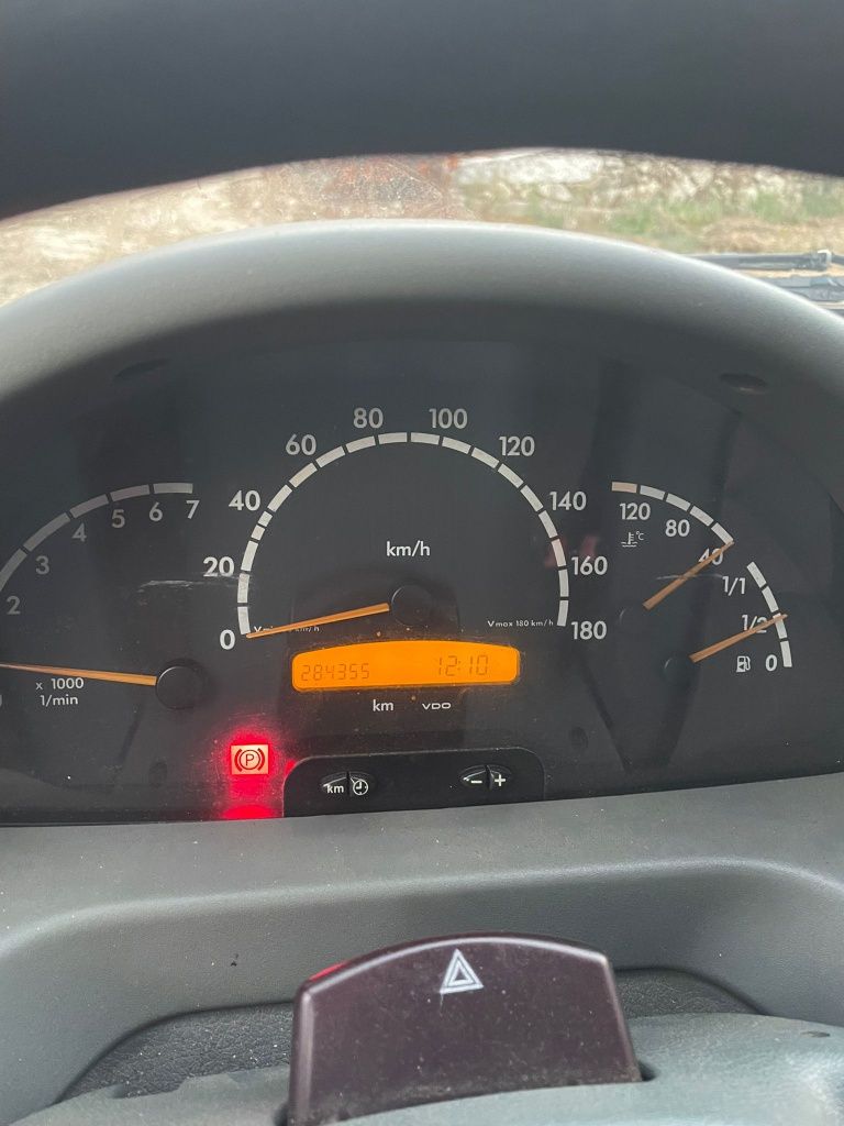 Mercedes sprinter 413 cdi
Cilindrada : 2200 
Equipada com vidros eléct