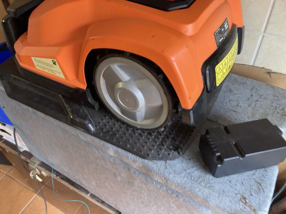 Robot koszący, uszkodzony