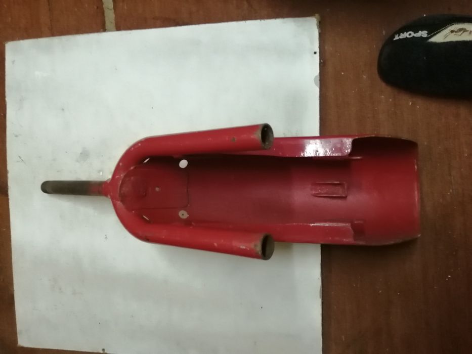 Duas escórias um descanso e pescoço alto da florete