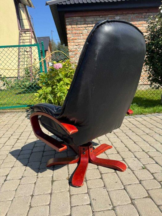 кресло кожаное реклайнер с пуфом или меняю на офисное кресло кожаное