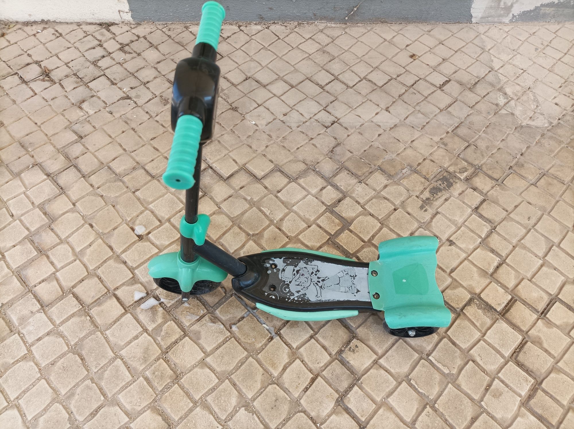 Trotinete de Criança usada nas cores verde e preto