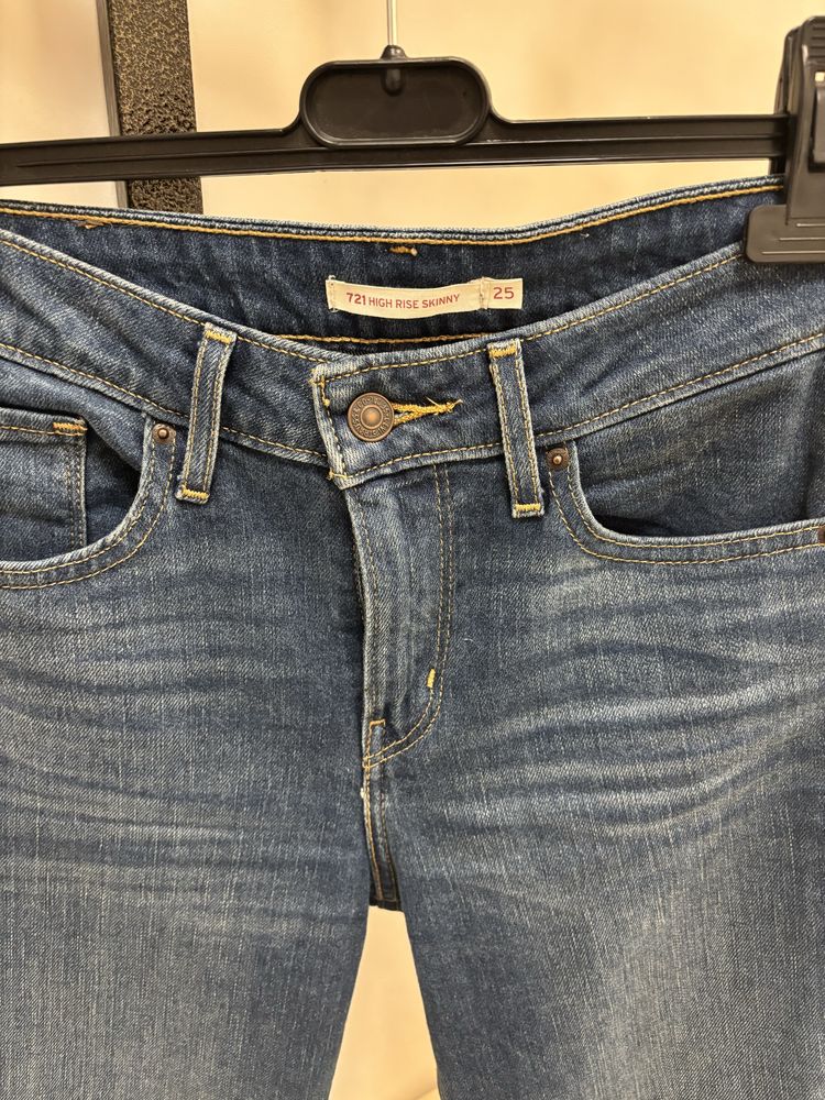 Spodnie jeansowe damskie levis uniwersalne dopasowane