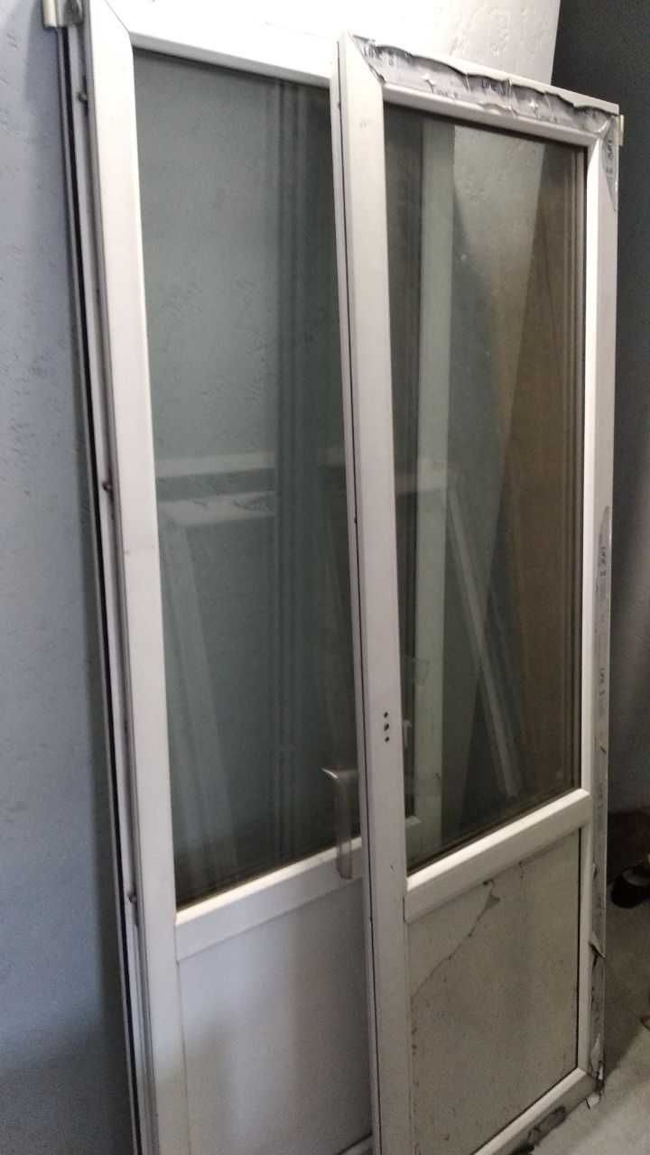 Пластиковые окна и дверь (без коробки) б/у