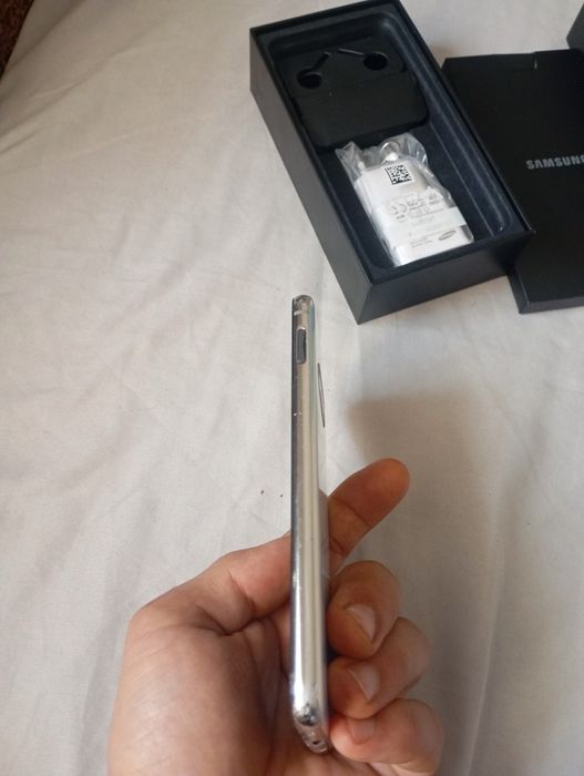 Продам Samsung S10e