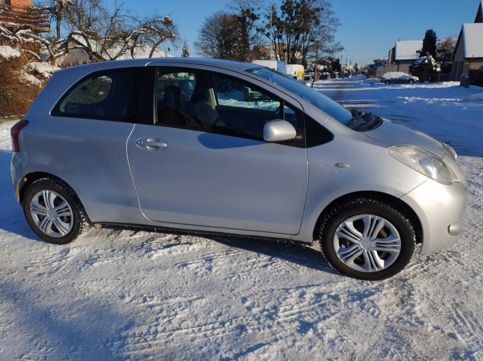 Toyota Yaris 1,3 benzyna manual srebrna