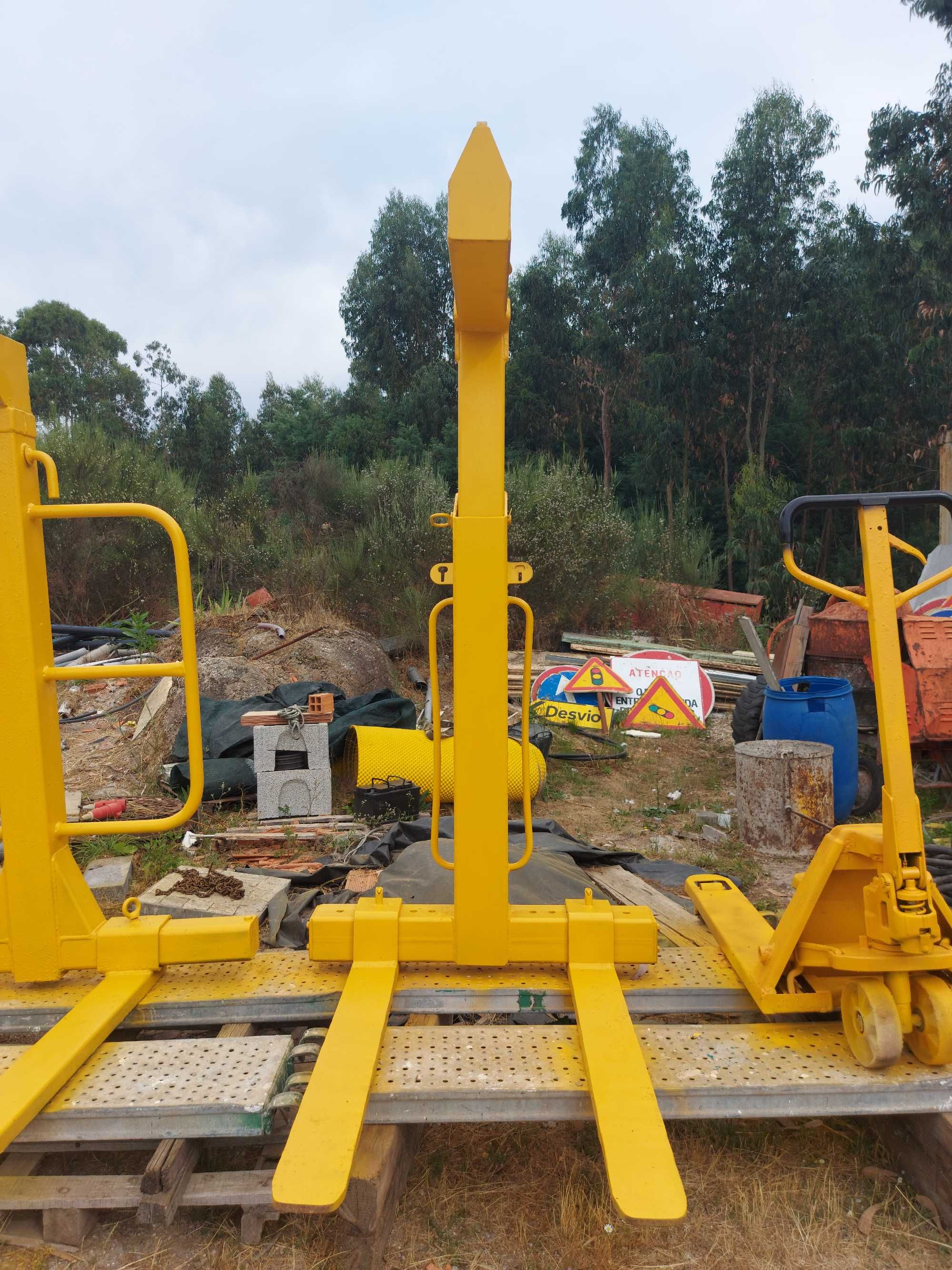 3 Porta Paletes de Grua 2000kg com Garfo e Altura Reguláveis