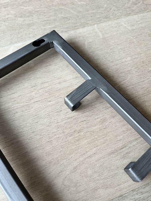 Metalowy wieszak ścienny na ubrania