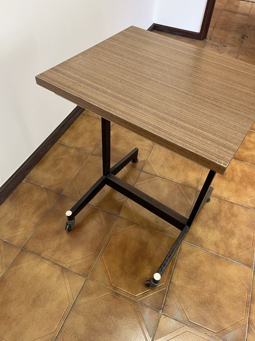 Mesa de apoio com  2 rodas