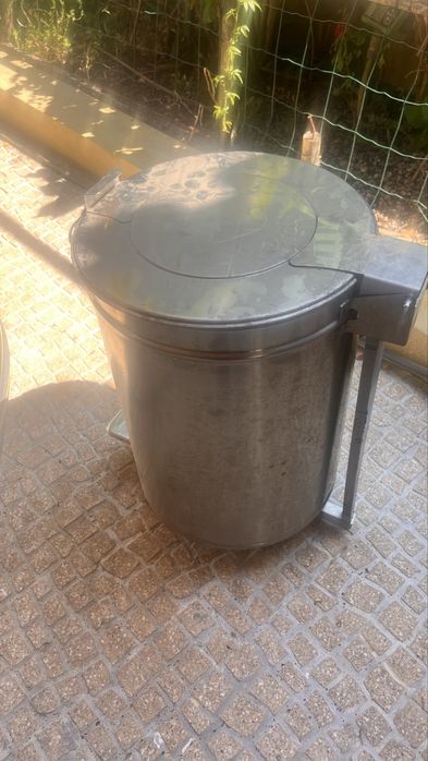 Caixote do lixo inox com rodas