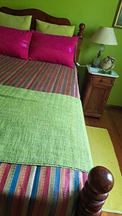 Camilha antiga Madeirense e duas mesas de cabeceira.