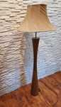 Stylowa lampa drewniana stojąca pokojowa