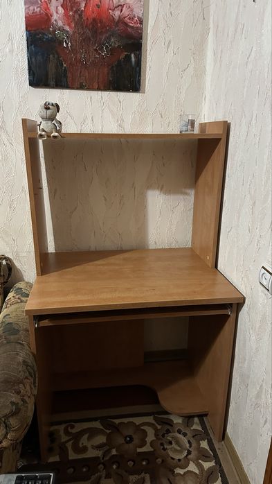 Компютерний стіл з поличками