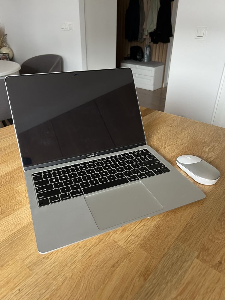 MacBook Air 13” A1932  Intel Core i5, 8GB RAM, 256GB SSD +gratis