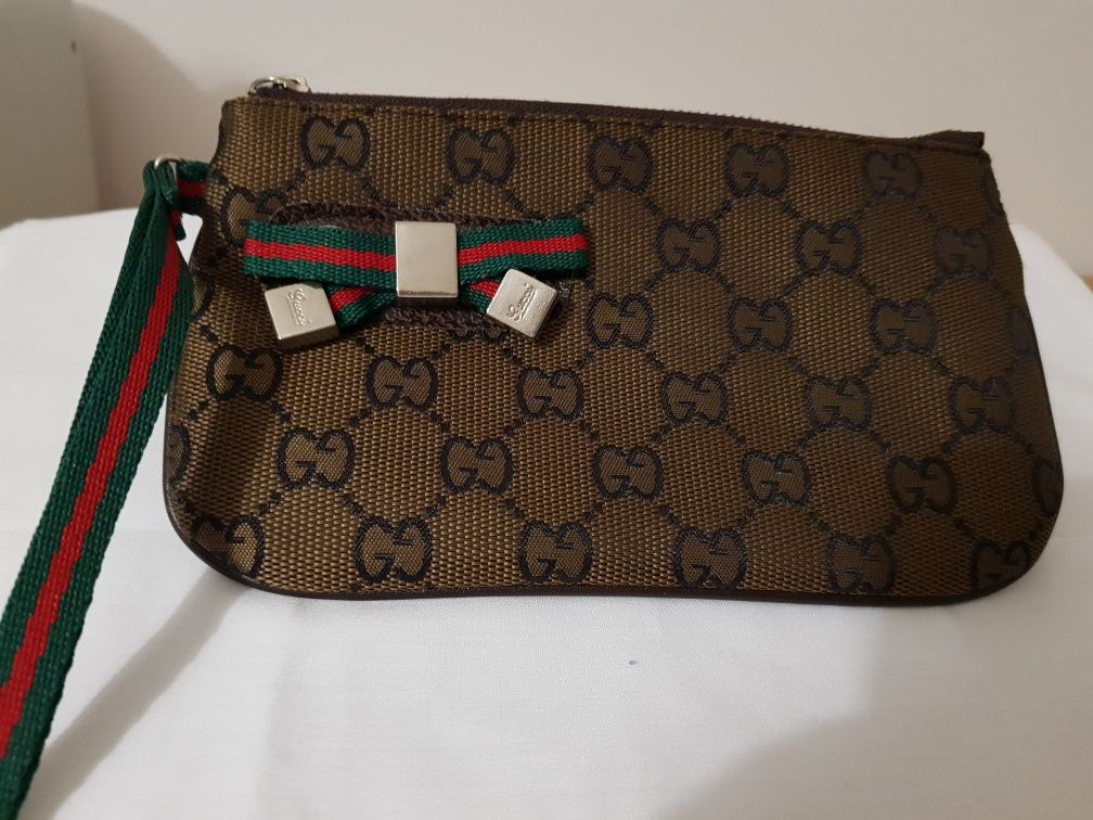 Pochete Gucci de cor castanho.