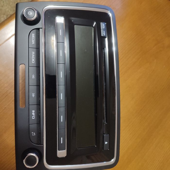 Штатна автомагнітола магнітола SWING з кодом