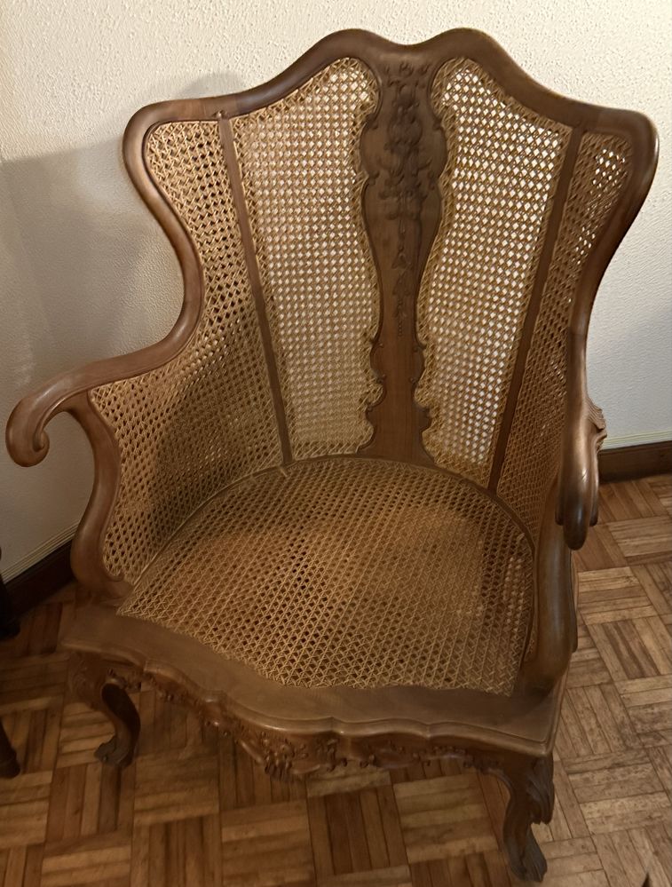 Cadeirão em palhinha.