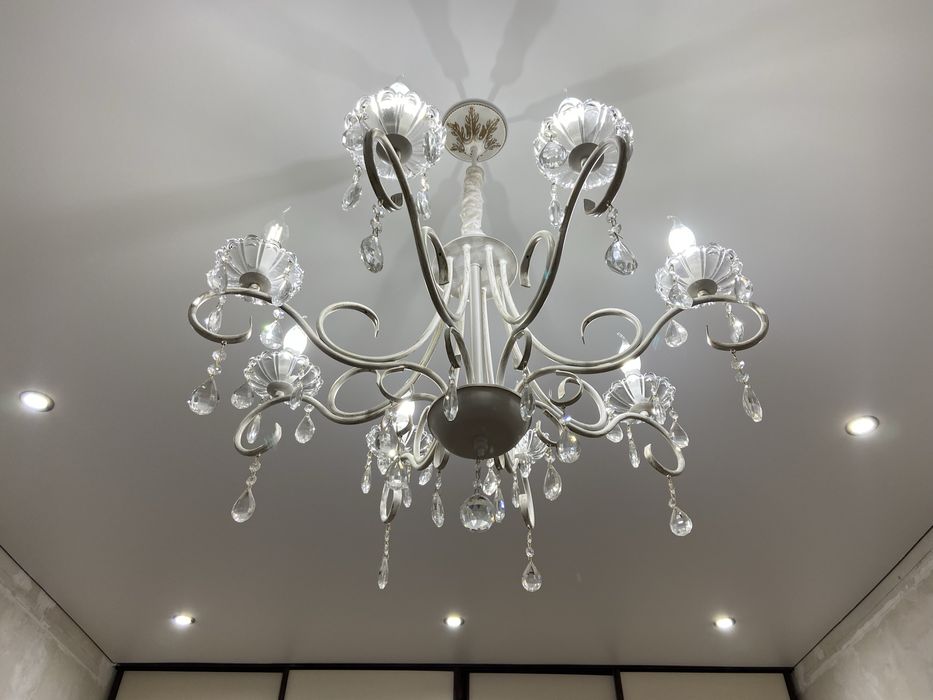 Кришталева люстра на 8 ламп