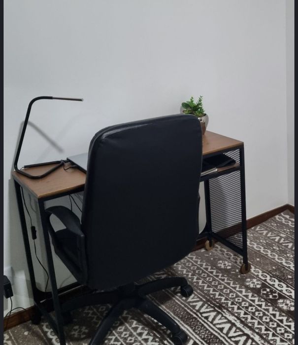 Secretaria e cadeira de escritório