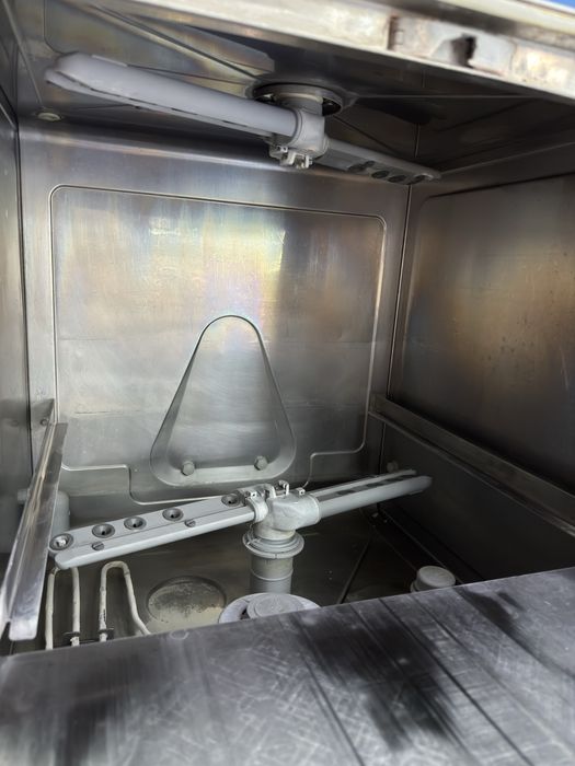 Промислова посудомийна машина