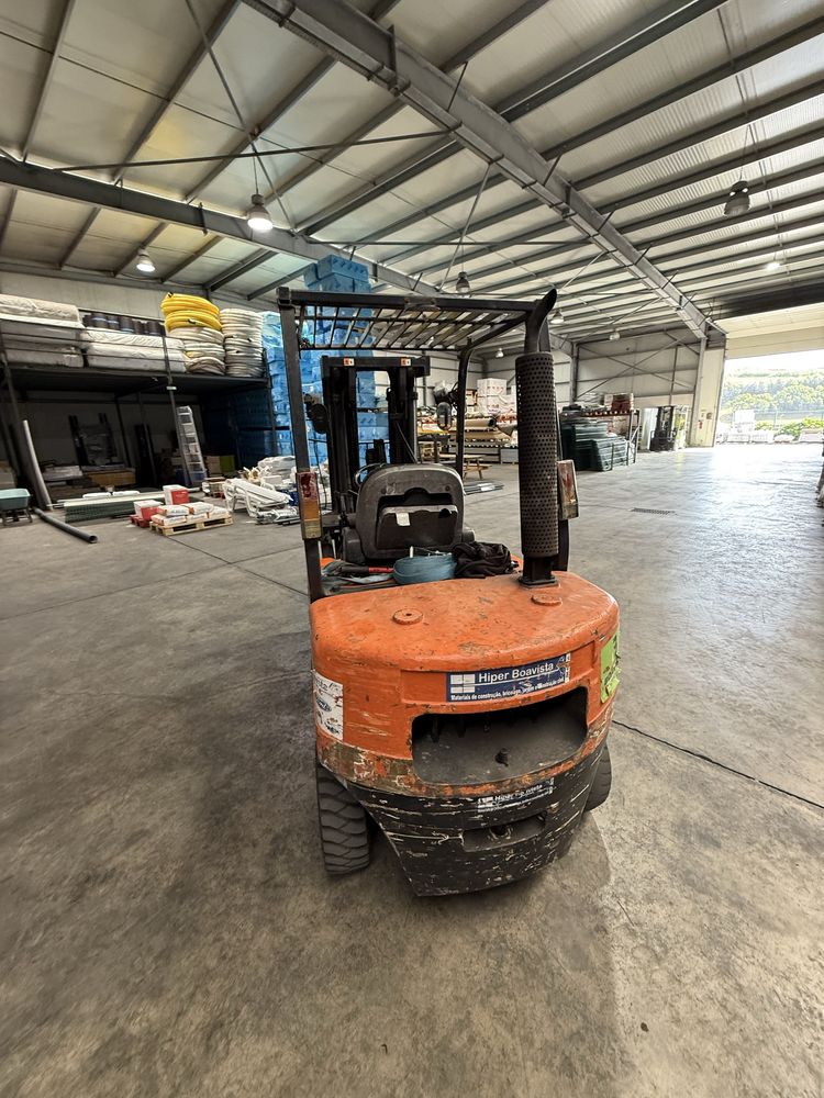 Empilhador doosan 2.5T