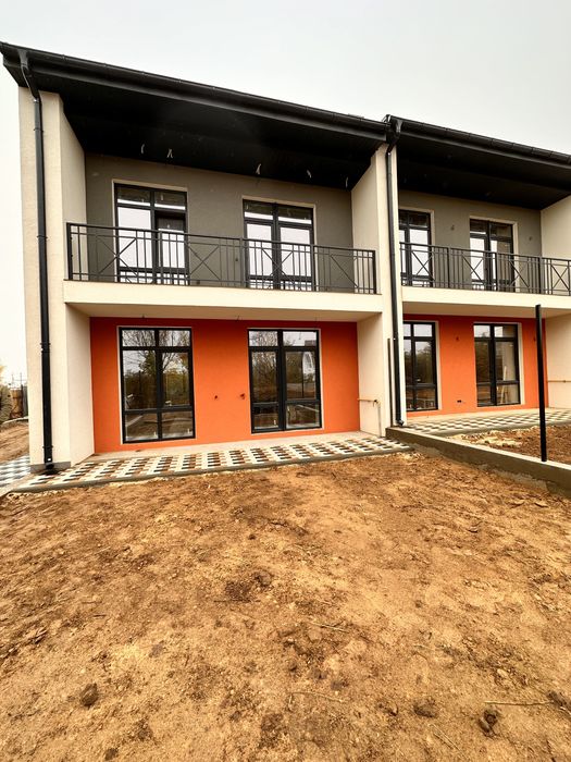 Таунхаус великою ділянкою.