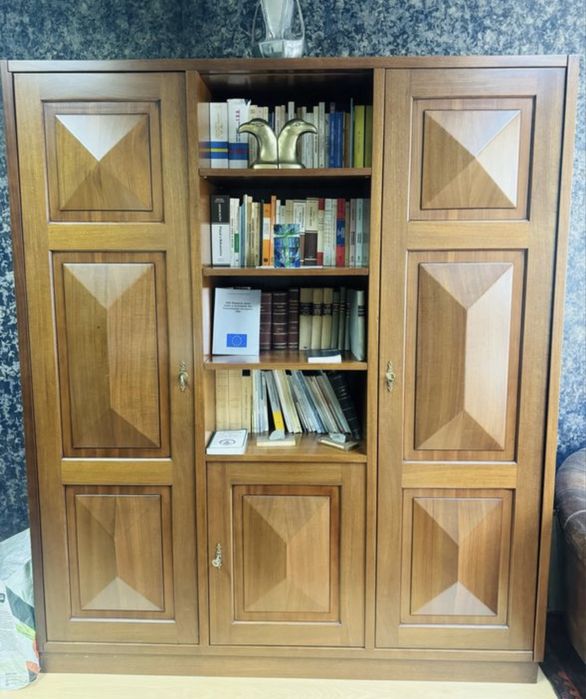 Estante em cerejeira (madeira maciça) c/portas (excelete estado)