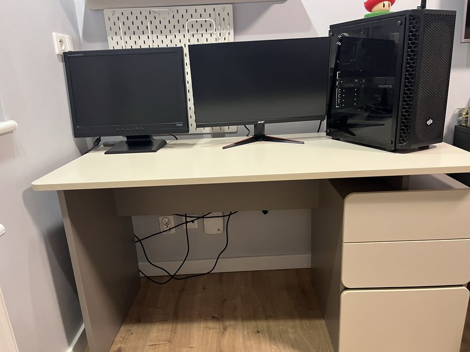 Biurko z szufladami vox