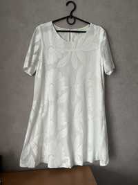 Біла сукня трапеція