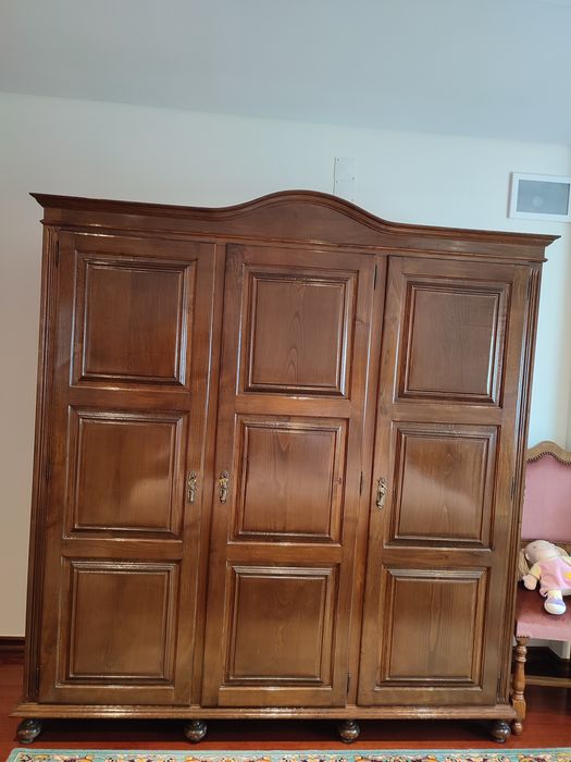 Mobilia em Castanho Maciço