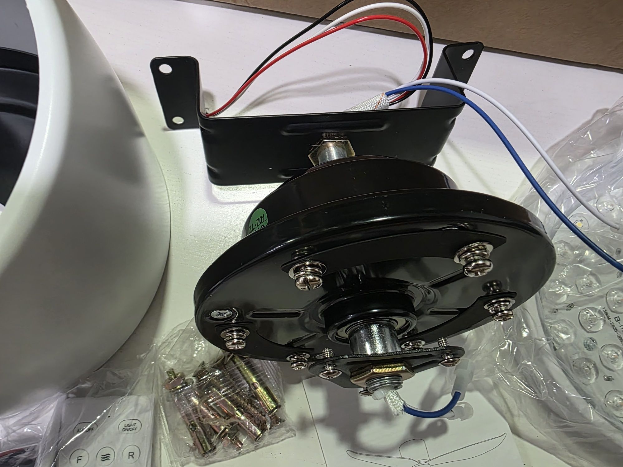 Ventoinha de teto com luz LED e comando
